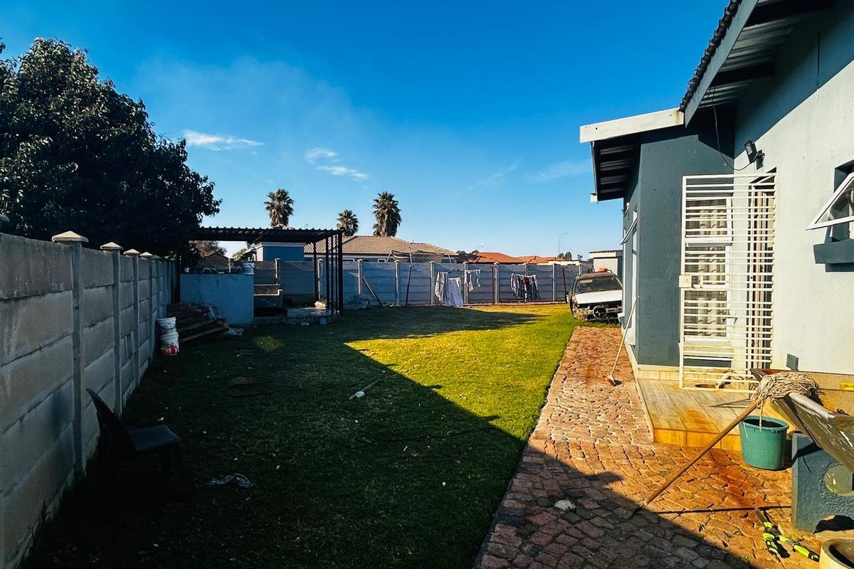 Spacious 4-Bed Home - Photo 2