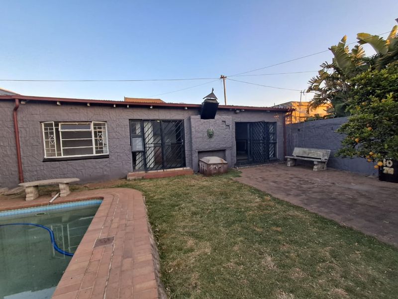 Entertain in Style: Lounge, Dining, TV Room + Pool! - Photo 1