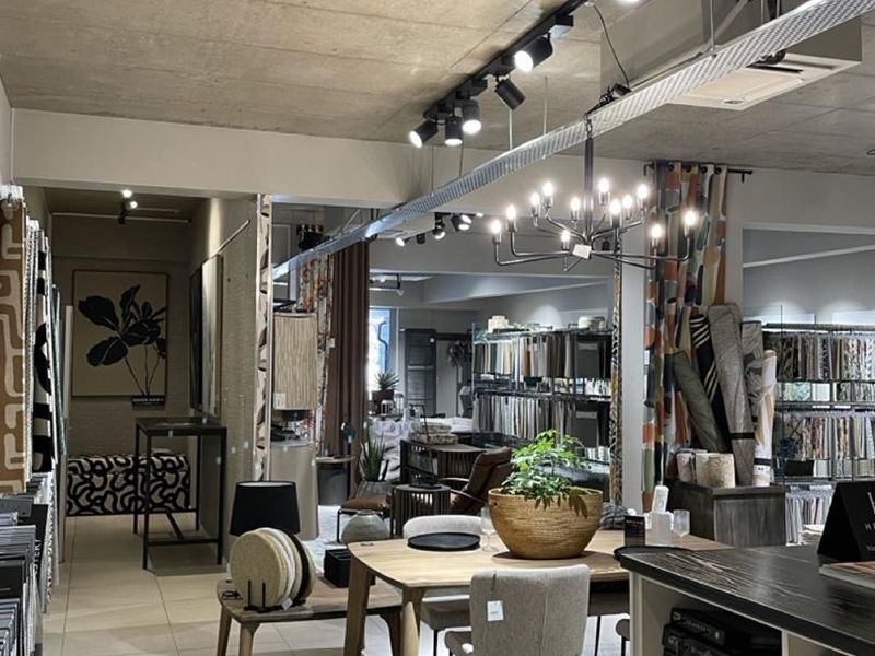 "Dynamic Workspace: 235m2 Office with Kitchenette and Storage!" - Photo 4