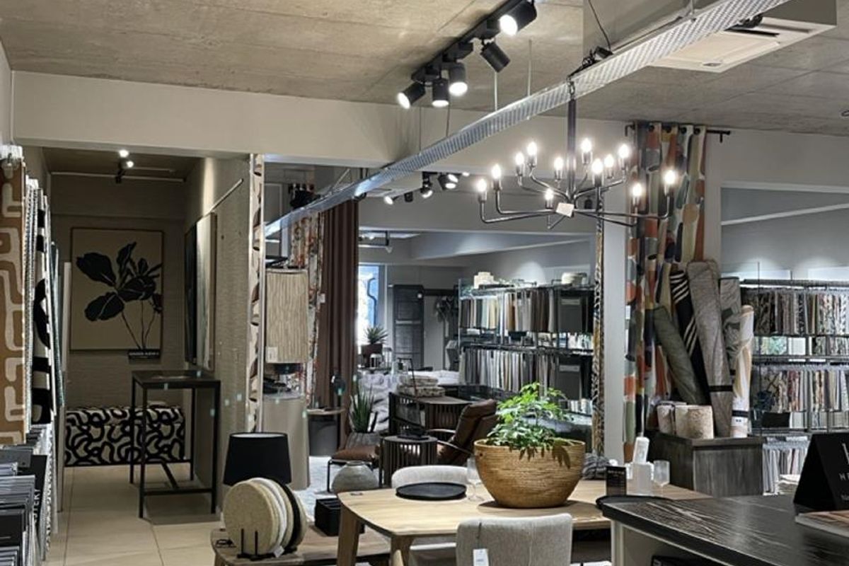 "Dynamic Workspace: 235m2 Office with Kitchenette and Storage!" - Photo 4