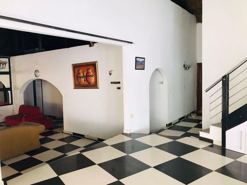 step into this beautiful 4.5 bedroom house available for sale in Hochland Park . Erf size 1451 square meters. N$ 5 million cost exclusive - Photo 10