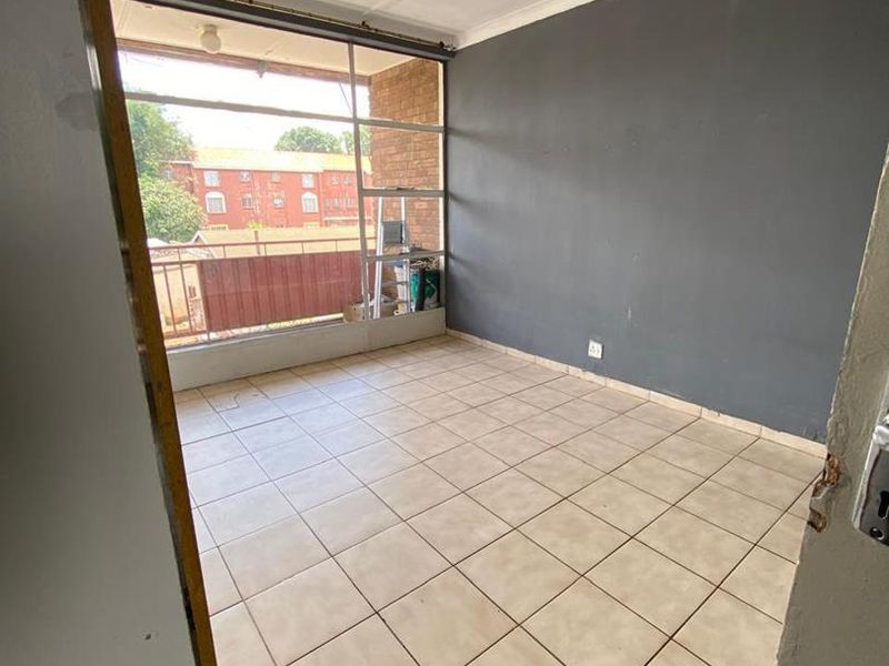 Cozy 2-bedroom spacious apartment for sale in Florida Lake - Photo 3