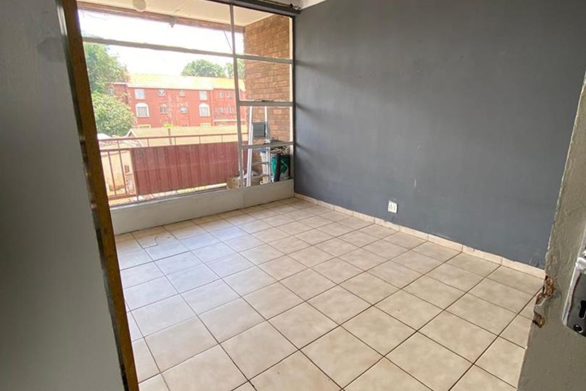 Cozy 2-bedroom spacious apartment for sale in Florida Lake - Photo 4