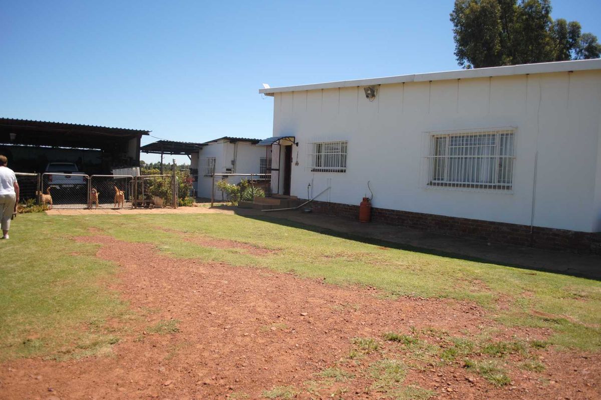 Feast your eyes on this neat and spacious farmhouse featuring modern interior finishes throughout - Photo 2