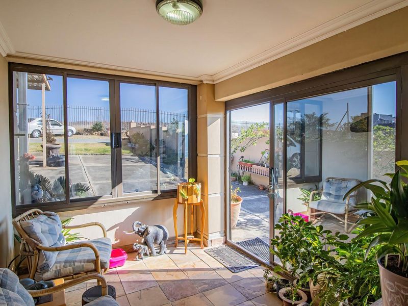 Luxurious 4 Bedroom Riverfront Home in Secure Estate on the Vaal River - Photo 7