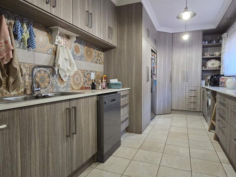 5 Bedroom House for Sale in Brackendowns - Photo 6