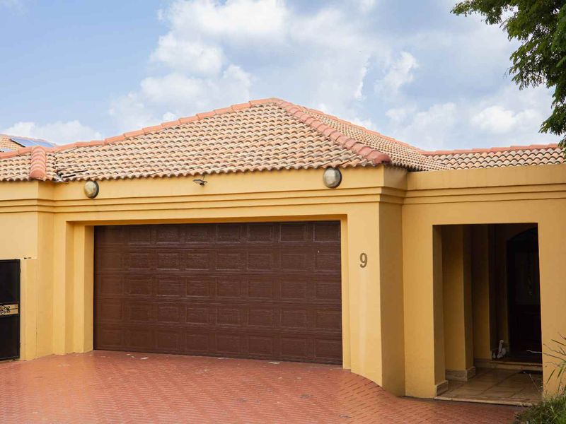 Stylish 3 Bedroom Home Offering Refined Estate Living - Photo 4