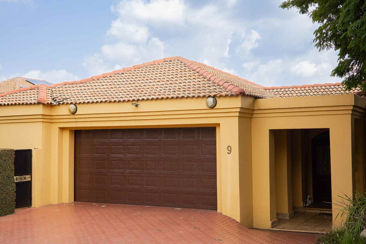 Stylish 3 Bedroom Home Offering Refined Estate Living - Photo 4