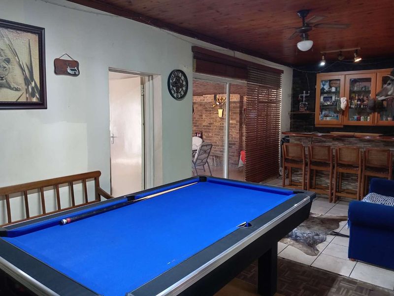 Entertain & Relax: Spacious 4-Bedroom with Outdoor Braai Area - Photo 10