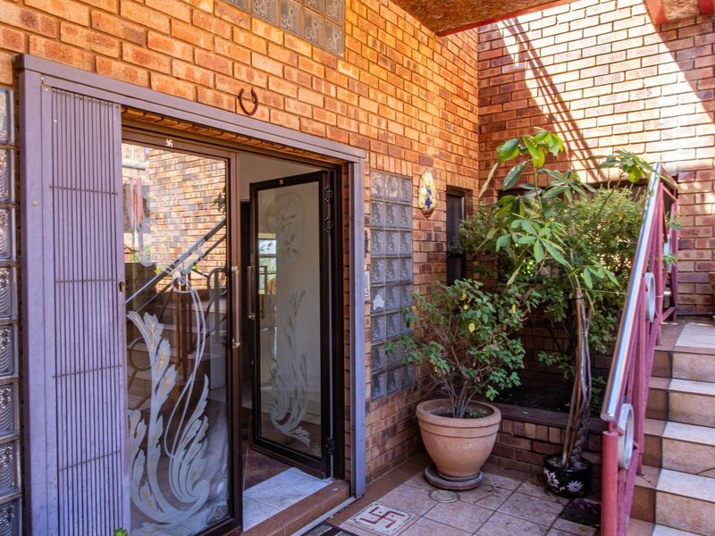 Spacious Family Home in Secure Estate - Photo 5