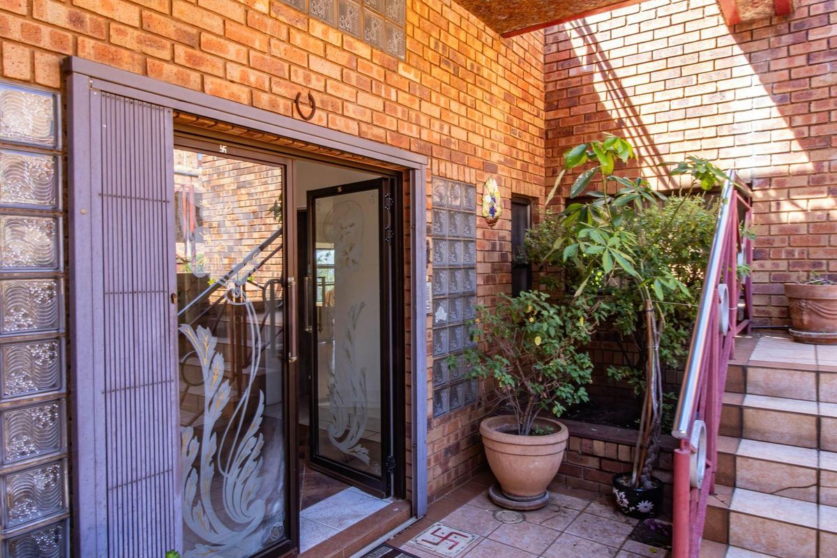 Spacious Family Home in Secure Estate - Photo 5