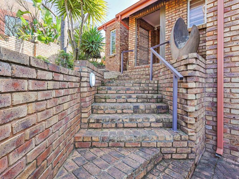 Hilltop Elegance with Unrivalled Views – A Home Where Memories Begin - Photo 3
