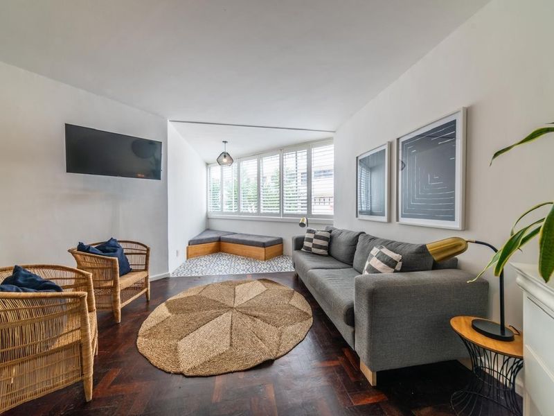 Modern Sea Point Apartment: Comfort by the Coast | Available Immediately - Photo 4
