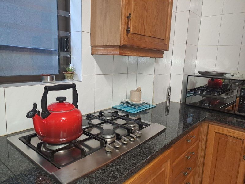 A CHARMING THREE BEDROOM GARDEN APARTMENT - Photo 9