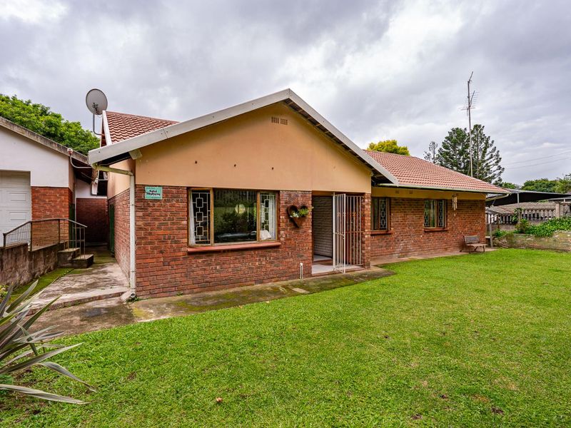 UNIQUE FAMILY HOME WITH COTTAGE IN PRIME WATERFALL 1 - Photo 2