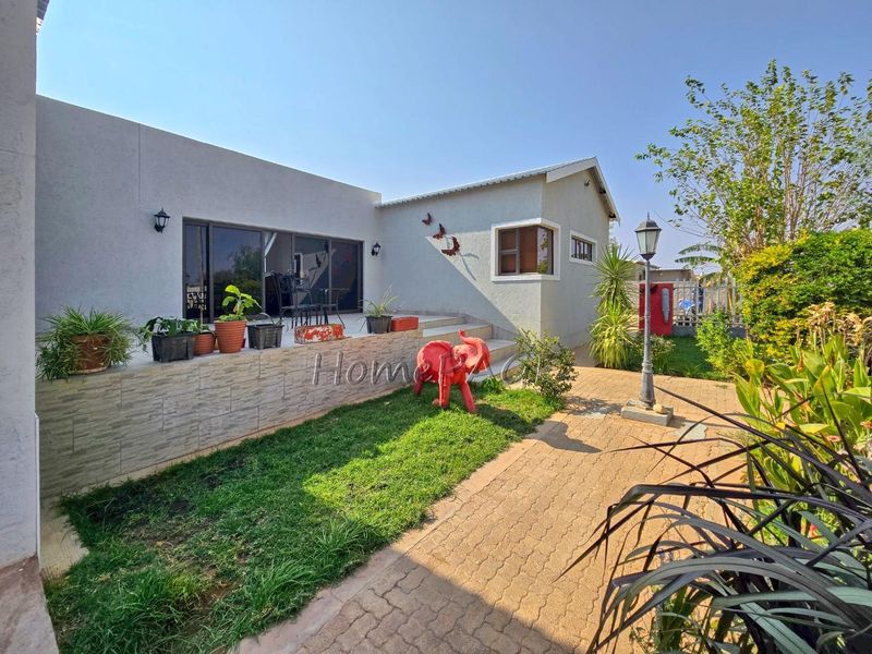 Ext 3, Outjo, Attractive 3 Bedr Home with a Flat is for Sale - Photo 5