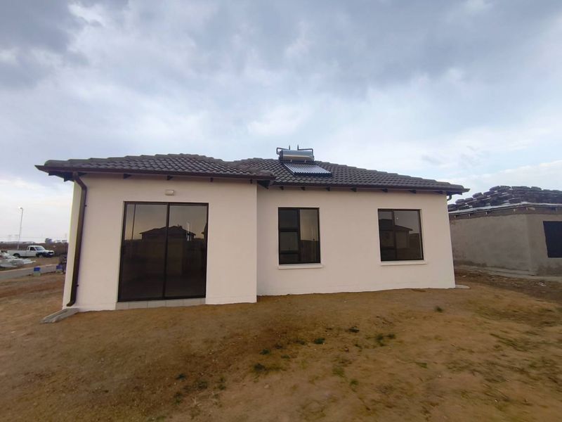 Elegant 3 Bedroom Tuscan Home for Sale in Windmill Park Secure Estate - Photo 7