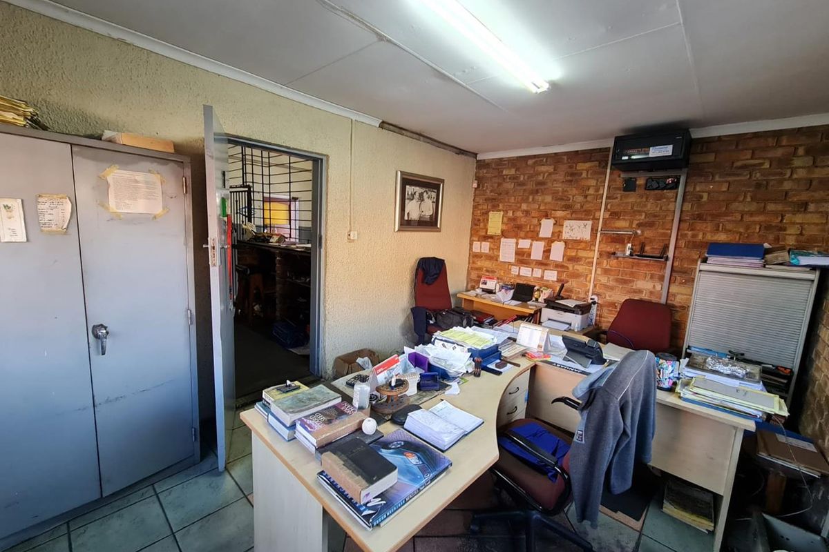 Commercial property - well maintained property - Photo 5