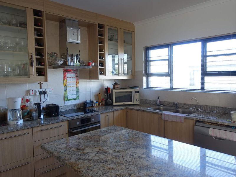 MODERN SINGLE STORY TOWNHOUSE IN GATED COMMUNITY - Photo 3