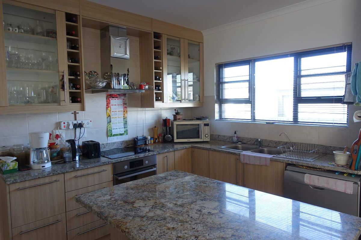 MODERN SINGLE STORY TOWNHOUSE IN GATED COMMUNITY - Photo 3