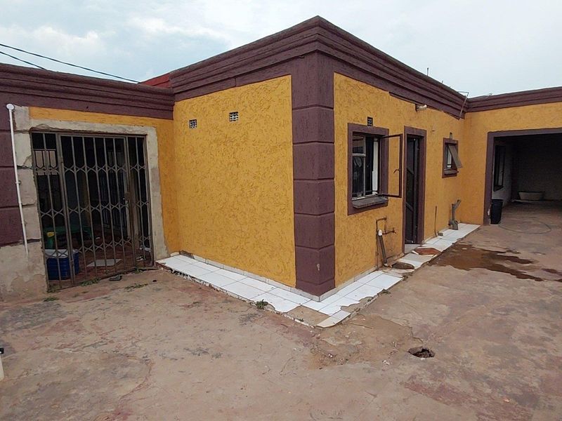 Your Dream Home Awaits Near Palm Springs & Eyethu Mall! - Photo 2