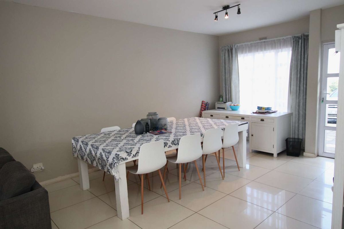 3 Bedroom 2 bathroom townhouse for sale in upper Sunningdale - Photo 5