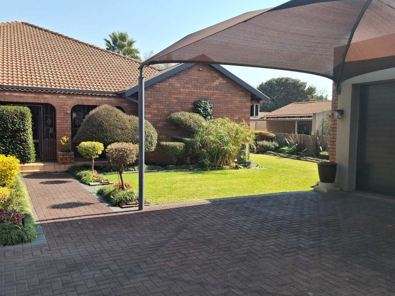 Renovated, Refined & Ready to Impress in Aerorand - Photo 5