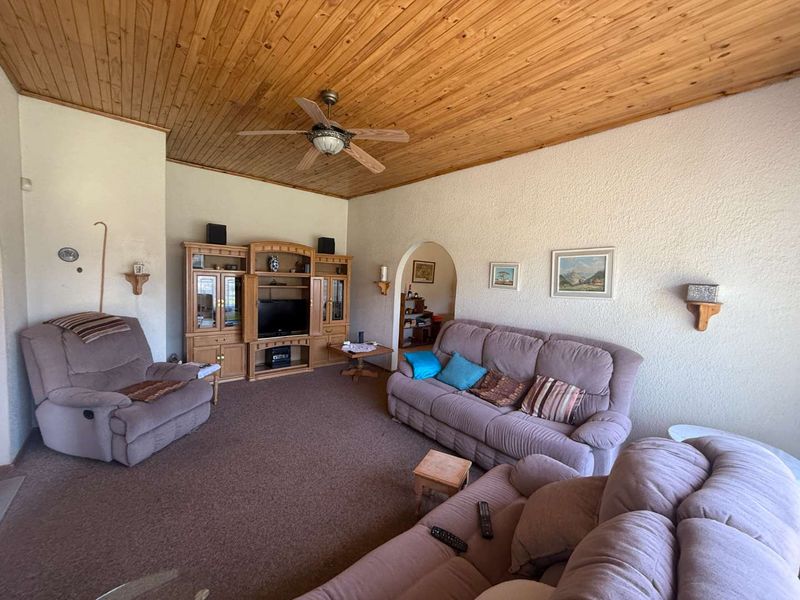 Family Home for Sale – Space, Comfort & Convenience! - Photo 5