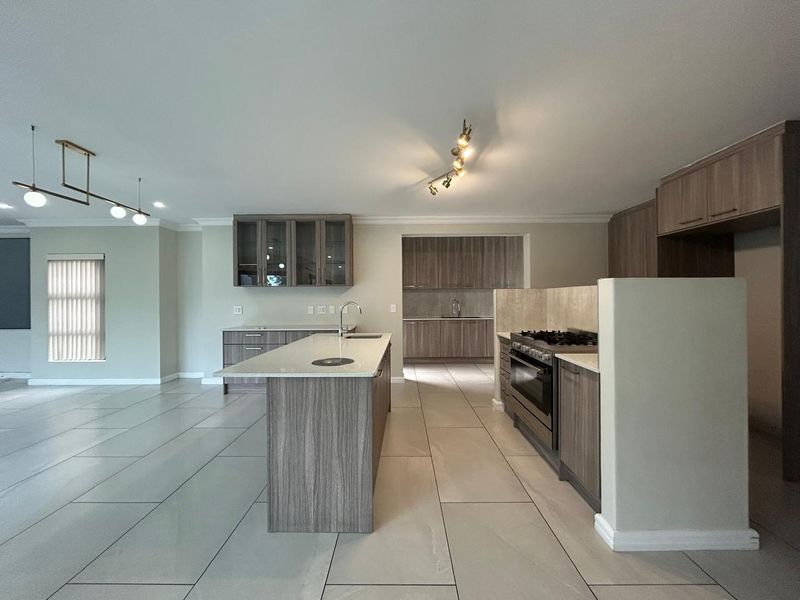 Luxurious 4-Bedroom Home in Sagewood Estate - Photo 8