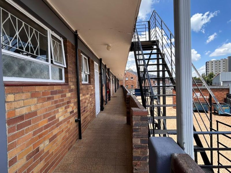 Bachelor Apartment in Secure Portofino Estate – Rhodesfield - Photo 7