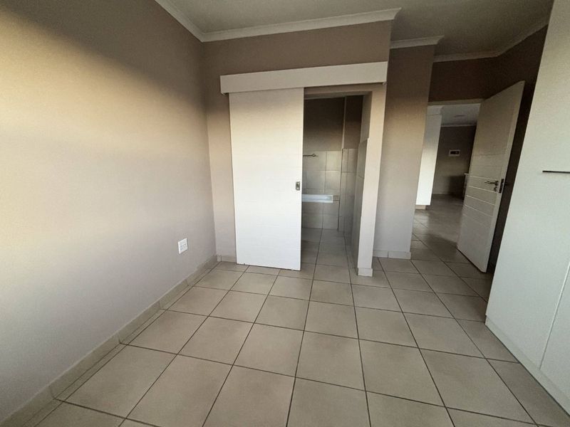 Modern apartment in a secure complex. - Photo 6