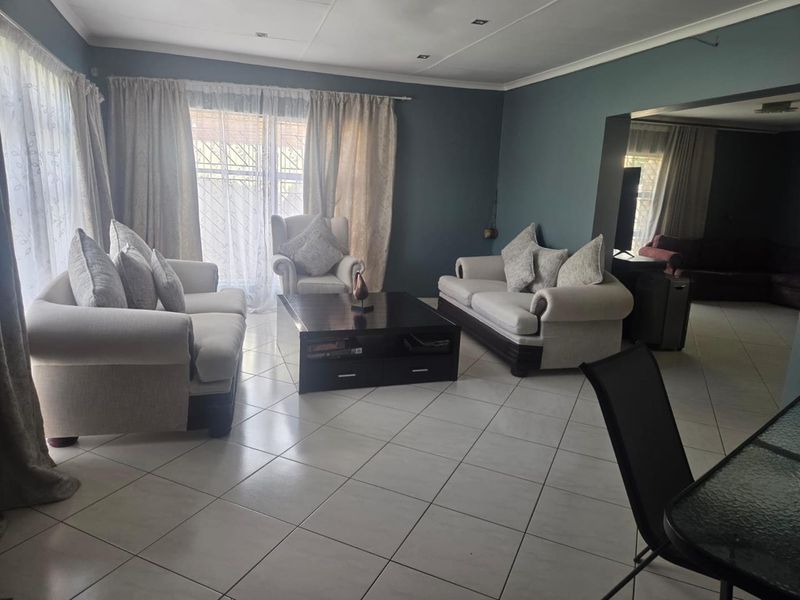 Spacious 3-bedroom family home to rent available 1 July - Photo 4