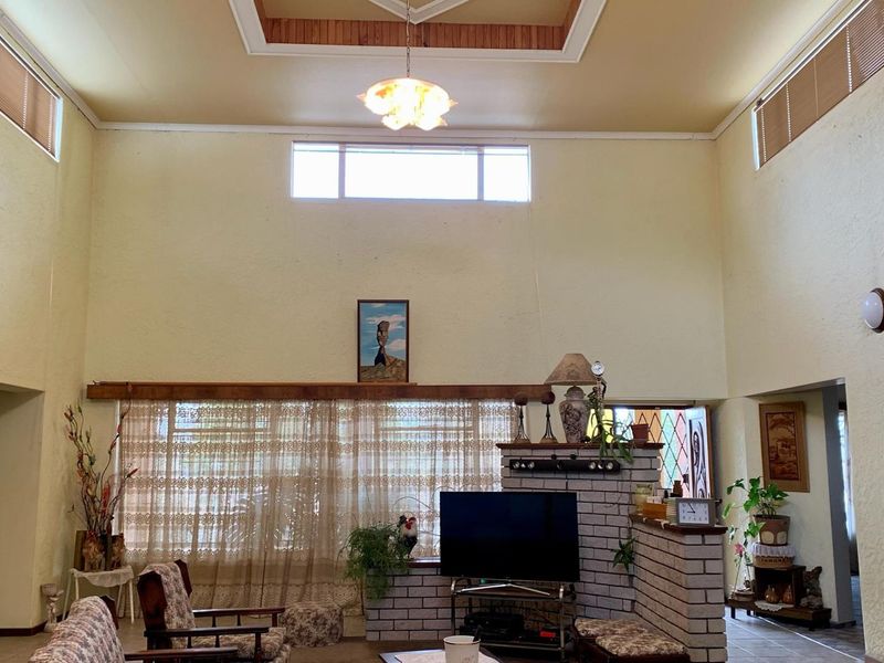 For Sale: Spacious 3-Bedroom House with Double Garage in Okahandja - Photo 5
