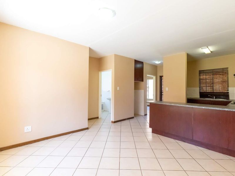 NEAT 2 BED 2 BATH GROUND FLOOR APPARTMENT. SUITABLE FOR A SMALL FAMILY . - Photo 9