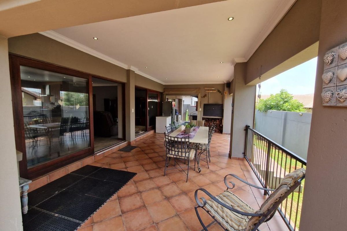 THATCHFIELD SECURITY ESTATE - NEWLY RENOVATED 3 BEDROOM FAMILY HOUSE - Photo 2