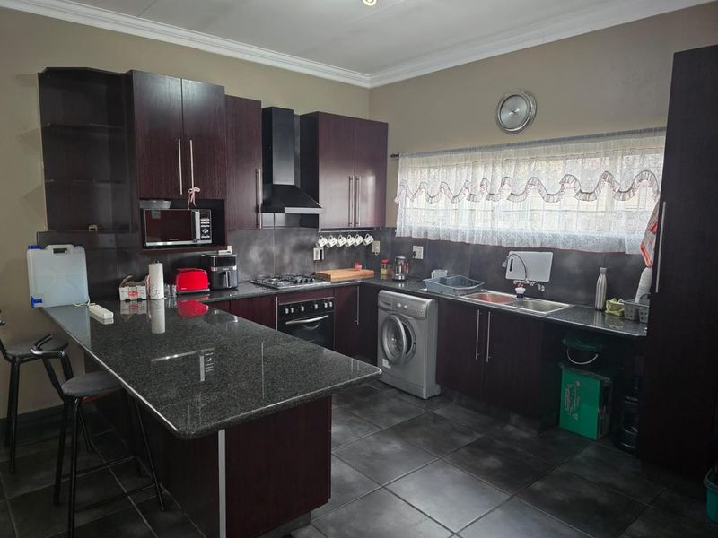 2 Bedroom Flat to Rent in Van Riebeeck Park - Photo 5