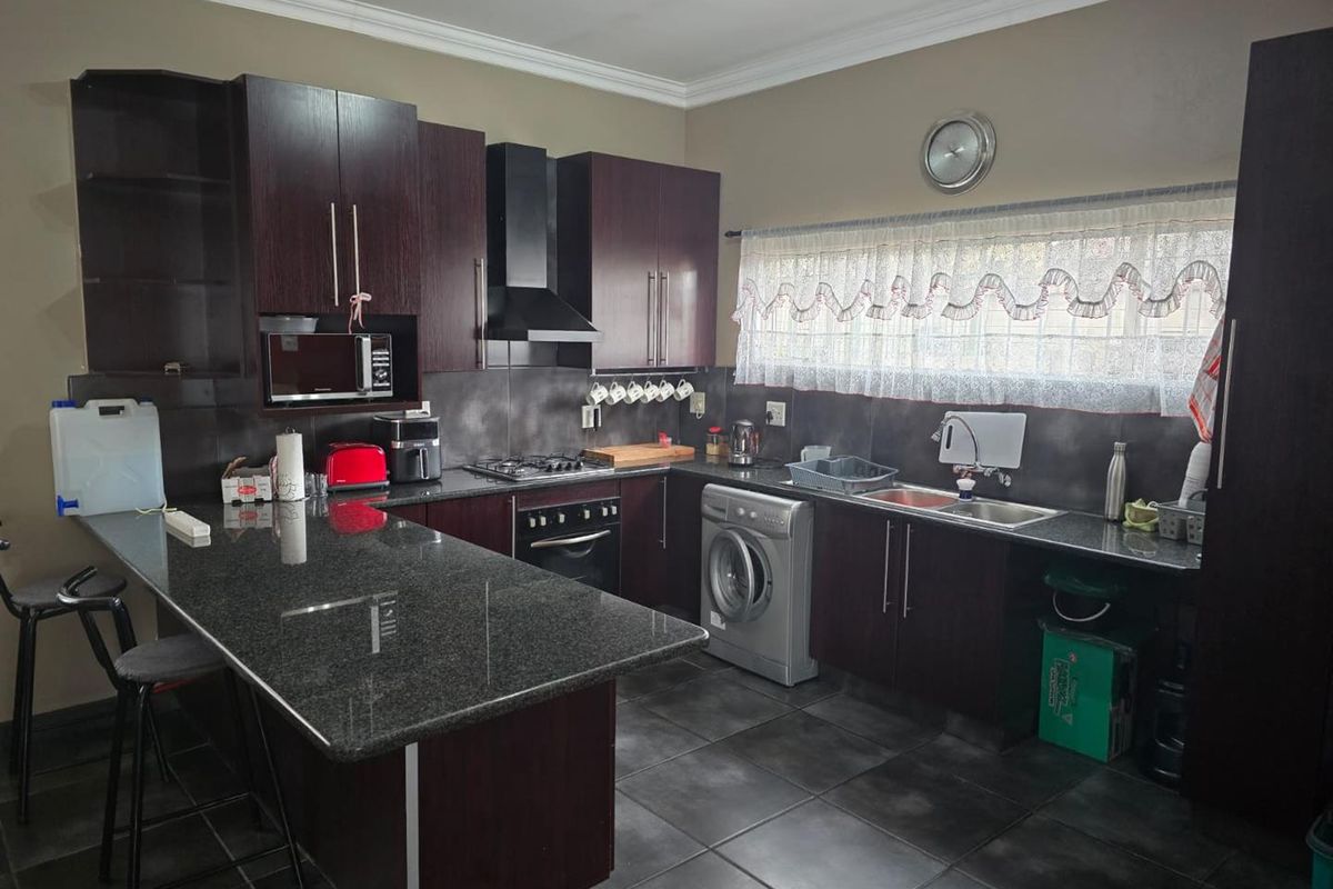 2 Bedroom Flat to Rent in Van Riebeeck Park - Photo 5