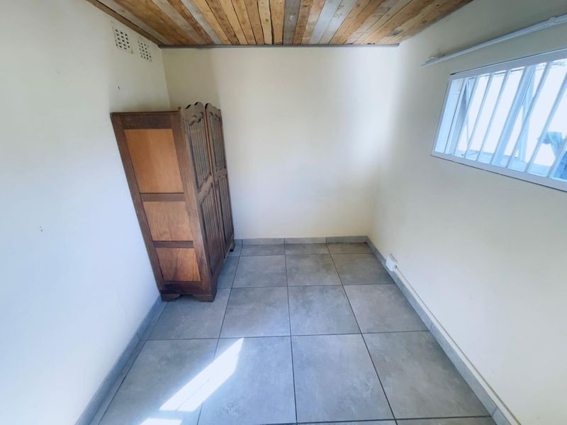 BACHELOR FLAT AVAILABLE IMMEDIATELY - Photo 4