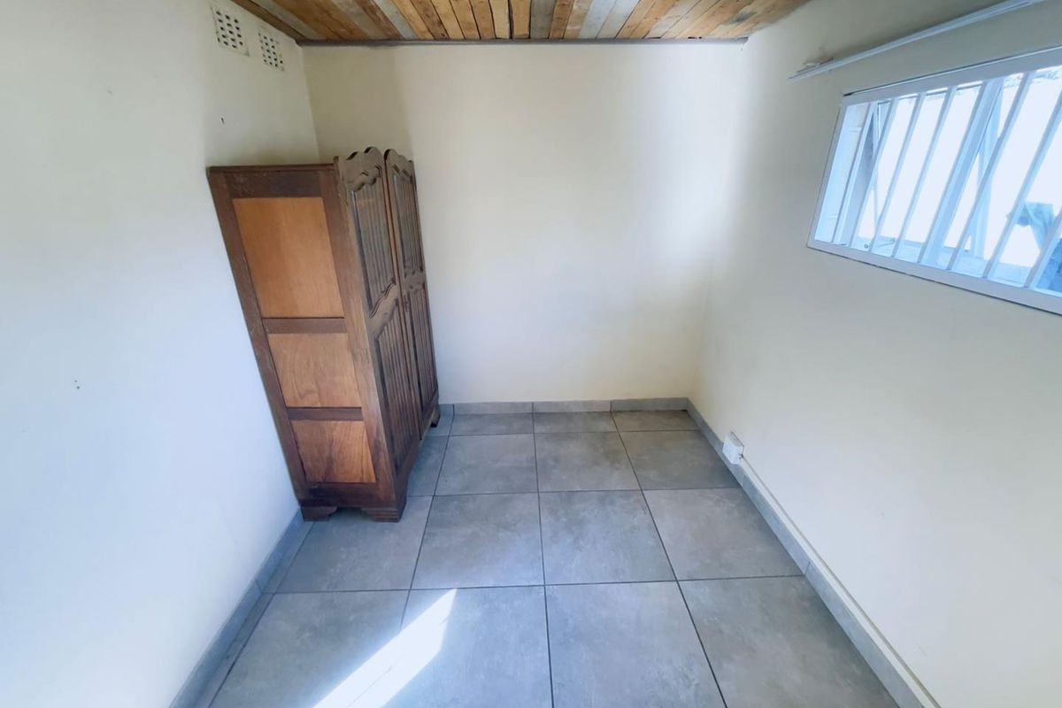 BACHELOR FLAT AVAILABLE IMMEDIATELY - Photo 4