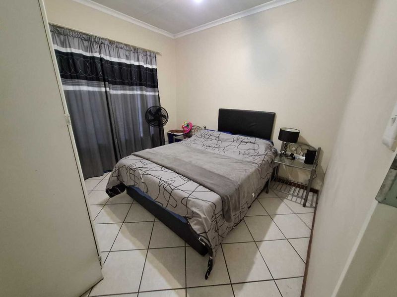 Lovely 2 bedroom Top unit in Equestria Estate - Photo 7
