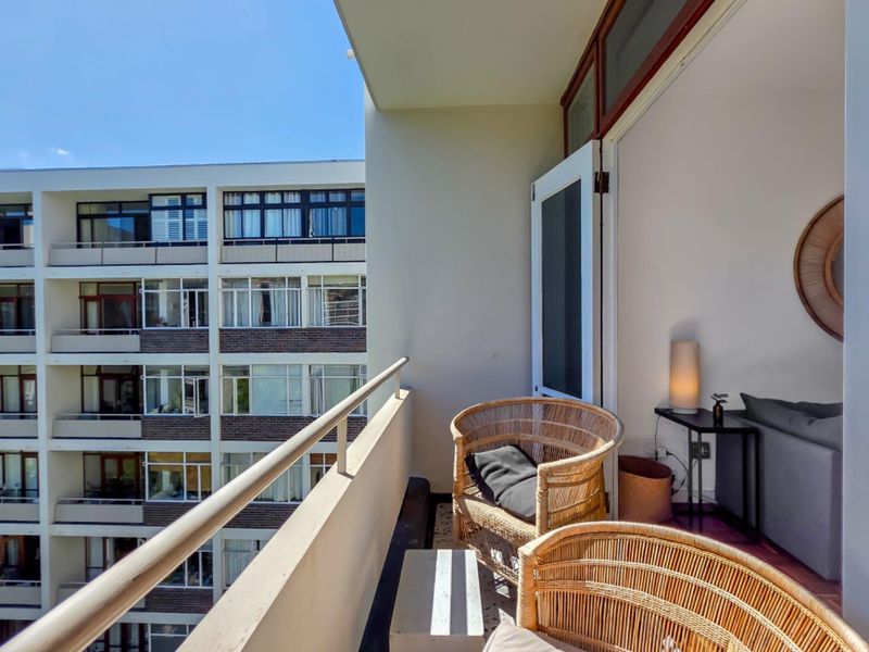 Bauhaus Beauty - A Renovated Garden-facing Studio Apartment - Photo 9