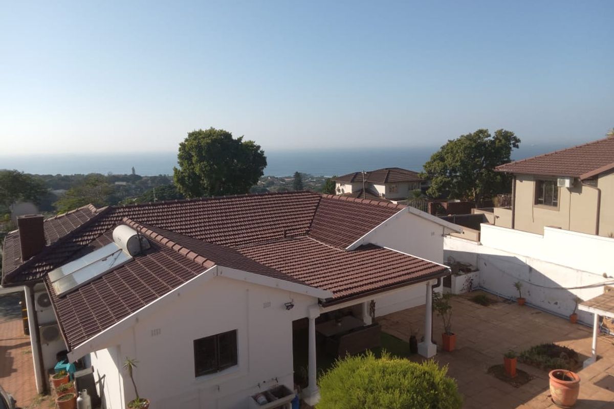 Elevated 3 bedroom home with flatlet and stunning sea views - Photo 3