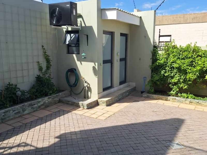 Modern Upmarket living on the Hill with 360' views over Windhoek - Photo 3