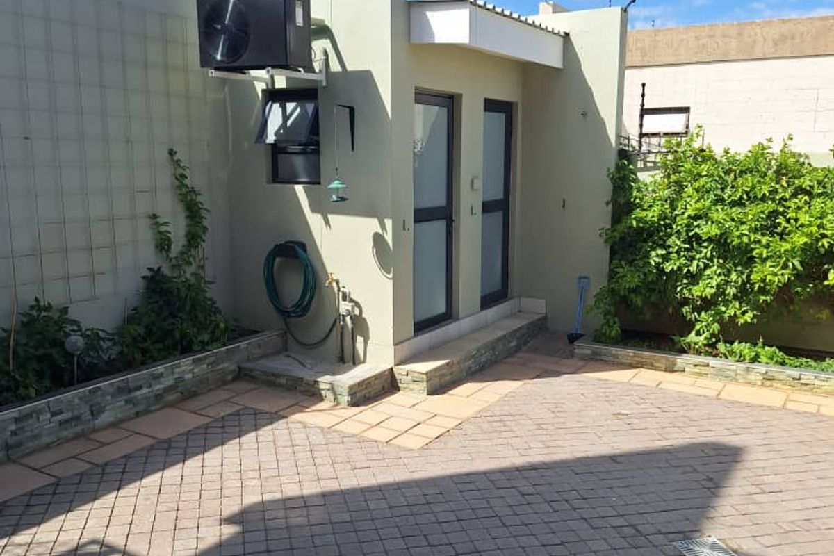 Modern Upmarket living on the Hill with 360' views over Windhoek - Photo 3