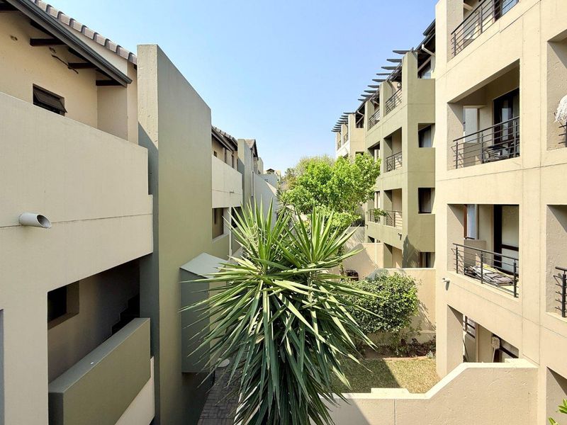 Fully Furnished And Equipped Studio In A Secure Complex Within Walking Distance Of Shops - Photo 2