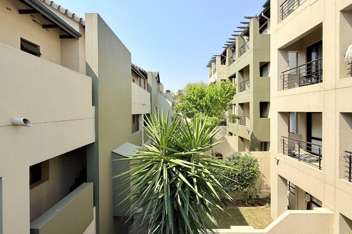 Fully Furnished And Equipped Studio In A Secure Complex Within Walking Distance Of Shops - Photo 2