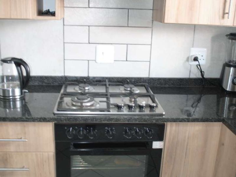 Feast your eyes on this spaciouys modern lovely 3 Bedroom Facebrick Townhouse - Photo 9