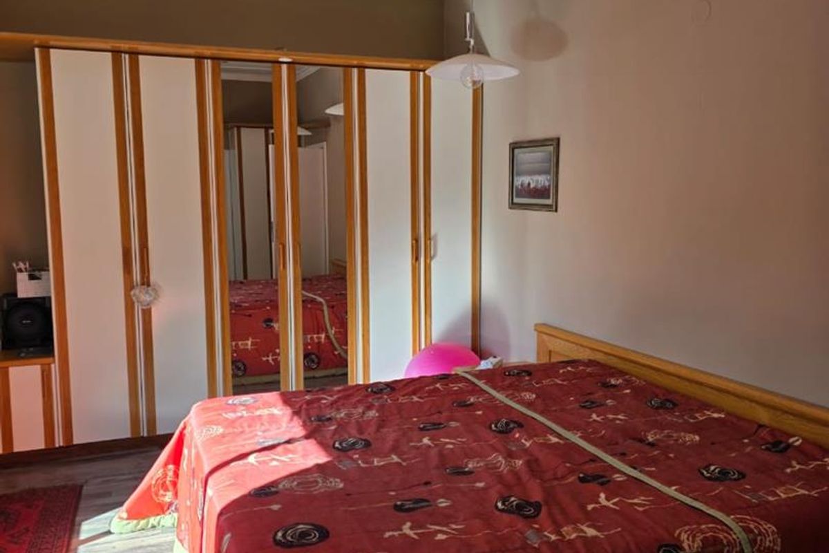 Luxury Living: Spacious Home with Pool, Flat & Entertainment Area! - Photo 2