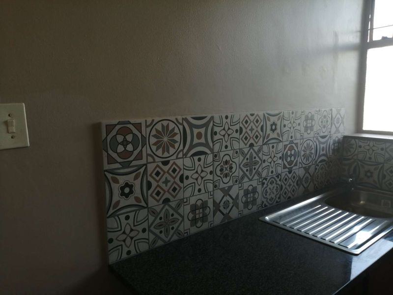 Bachelor to rent at Lantana Apartments - Photo 5