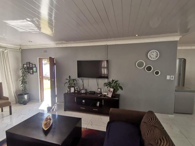3 Bedroom House for Sale in Kibler Park with Flatlet - Photo 10
